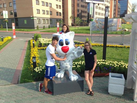 Clément et Lou et la mascotte des Universiades Kazan